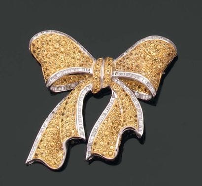 BROCHE en forme de noeud de rubans drapés...