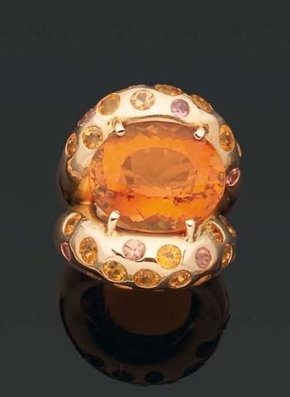 GRANDE BAGUE ornée d'une citrine ambrée encadrée...