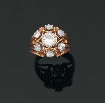 BAGUE fleur ornée d'un diamant brillanté...