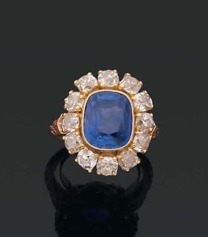 Bague ornée d'un saphir coussin en sertissure...