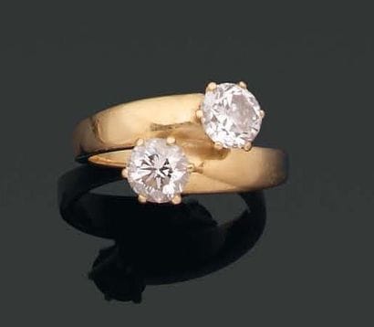 BAGUE croisée ornée de deux diamants brillantés...