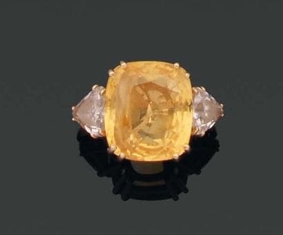 BAGUE ornée d'un saphir jaune coussin monté...