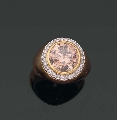 BAGUE jonc ornée d'un diamant brillanté fancy...