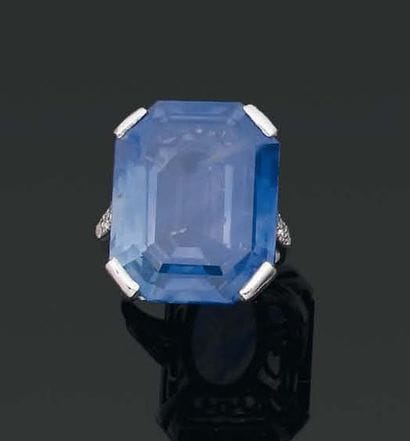 BAGUE ornée d'un grand saphir rectangulaire...