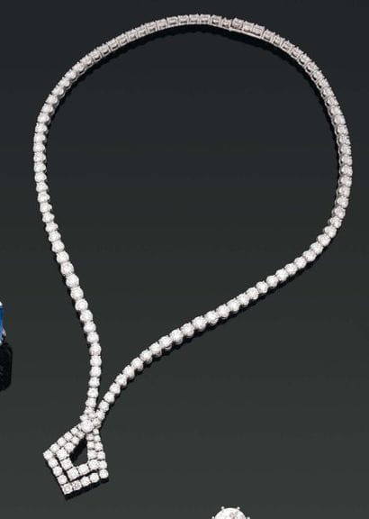 COLLIER rivière entièrement serti de cent-six...