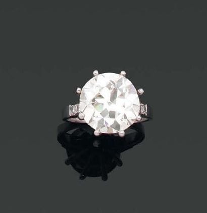 BAGUE ornée d'un diamant brillanté monté...