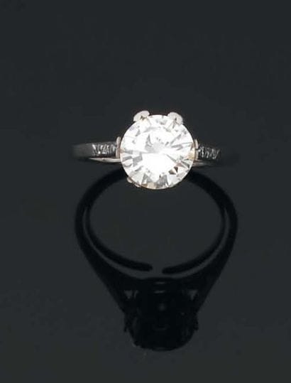 BAGUE ornée d'un diamant brillanté monté...