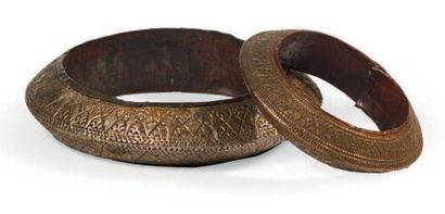 LOT composé de deux bracelets en métal. Sumatra?....
