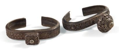 LOT composé de deux bracelets en argent ouvragés....