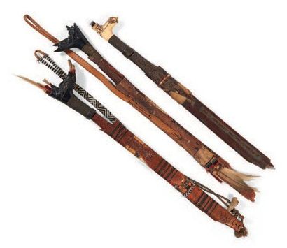 LOT composé de trois sabres «Mandaau» aux...