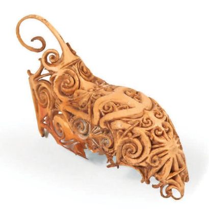 RARE BOUCLE D'OREILLE ancienne sculptée à...