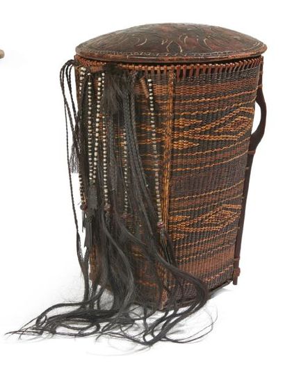 PANIER cérémoniel en bois et vannerie, le...