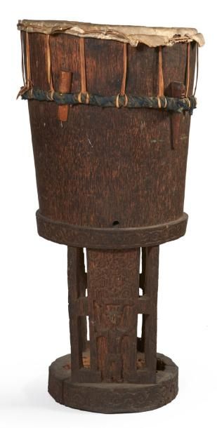 IMPORTANT ET RARE TAMBOUR cérémoniel en bois...