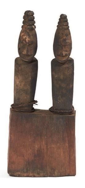 RARE PETIT AUTEL en bois figurant deux représentations...
