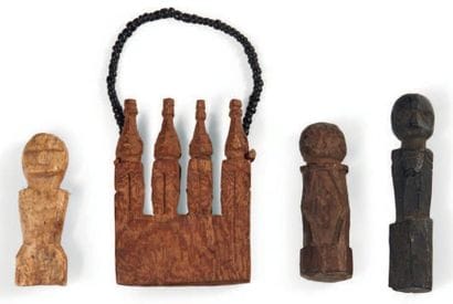 LOT composé de quatre amulettes anthropomorphes...