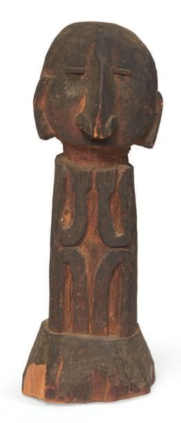 RARE FIGURE D'ANCÊTRE en bois montrant un...