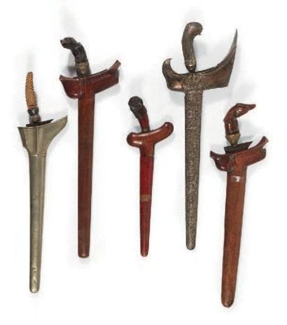 LOT composé de cinq kriss indonésiens aux...