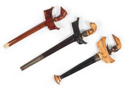 LOT composé de trois kriss indonésiens aux...