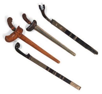 LOT composé de quatre kriss indonésiens....