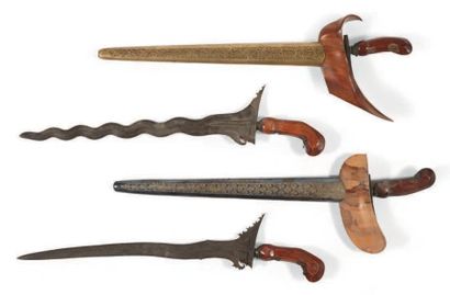LOT composé de quatre kriss indonésiens à...