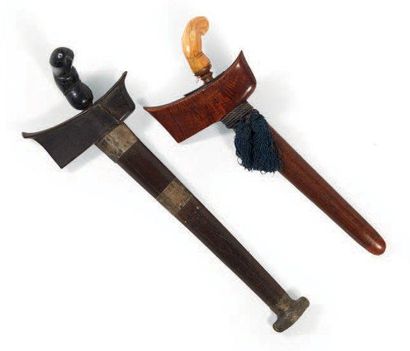 LOT composé de deux kriss indonésiens et...