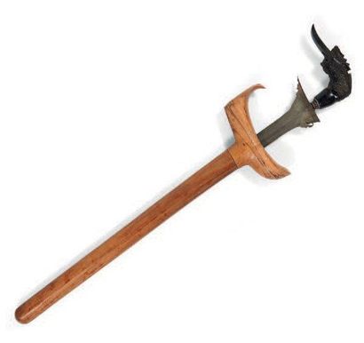 KRISS à la poignée en bois sculptée d'une...