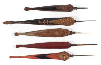 LOT composé de cinq pointes de lances en...