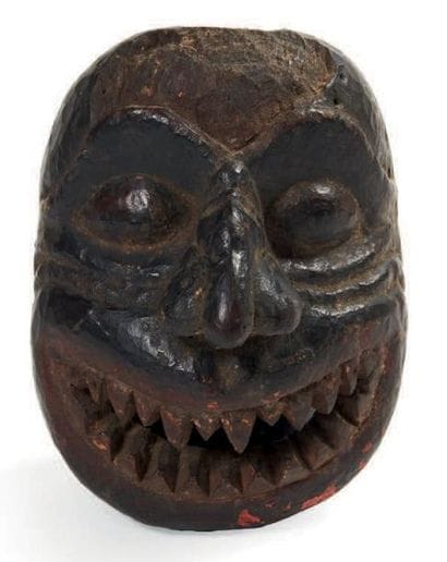 ANCIEN MASQUE de démon en bois décoré d'anciennes...
