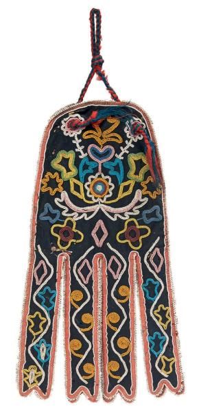 POUCH orné d'un complexe et fin décor à motif...