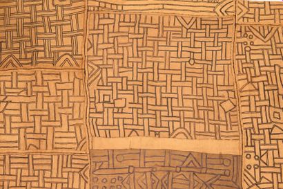NTCHAK KUBA ZAÏRE. RDC. Tissu ocre jaune...