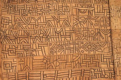 NTCHAK KUBA ZAÏRE. RDC. Grand tissu ocre...