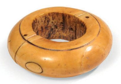 RARE BRACELET en ivoire de Dugong constitué...