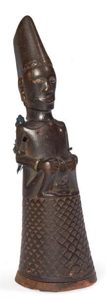 POIRE À POUDRE en corne de buffle sculptée...
