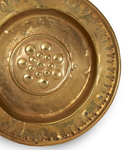 PLAT d'offrandes en laiton repoussé et poinçonné...