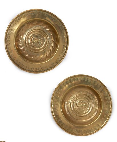 DEUX PLATS d'offrandes en laiton repoussé...