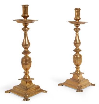PAIRE DE CHANDELIERS en bronze, base tripode...