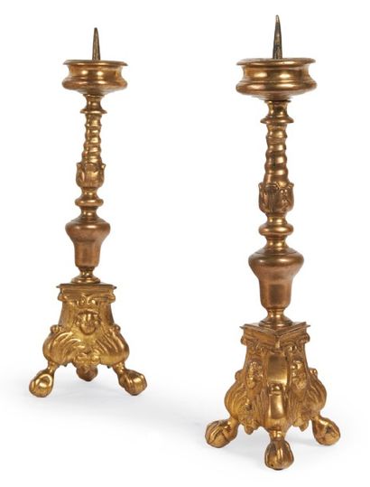 PAIRE DE PIQUE-CIERGES en bronze, base tripode...