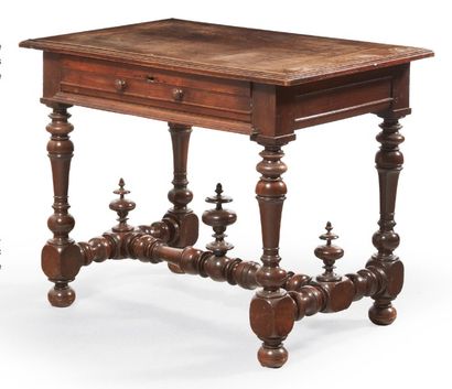 * TABLE en noyer avec tiroir en ceinture,...