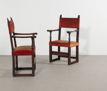 PAIRE DE FAUTEUILS en noyer, supports d'accotoirs...
