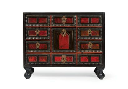CABINET en placage d'écaille, de bois de...