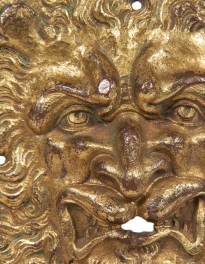 PAIRE DE MASCARONS en bronze ciselé et doré...