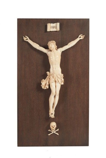GRAND CHRIST en ivoire sculpté. Tête penchée...