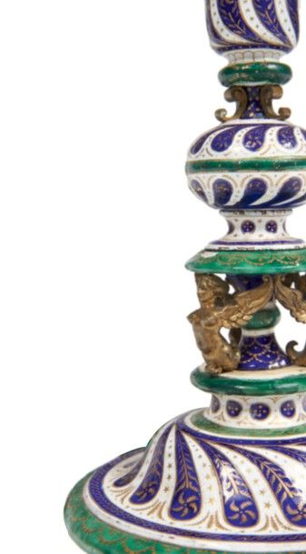 PAIRE DE BOUGEOIRS en bronze émaillé, avec...