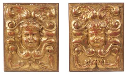 PAIRE DE PANNEAUX en noyer sculpté en bas-relief...