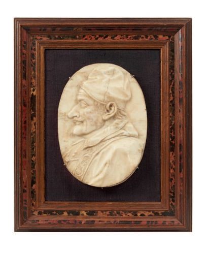 MÉDAILLON ovale en marbre sculpté en bas-relief...