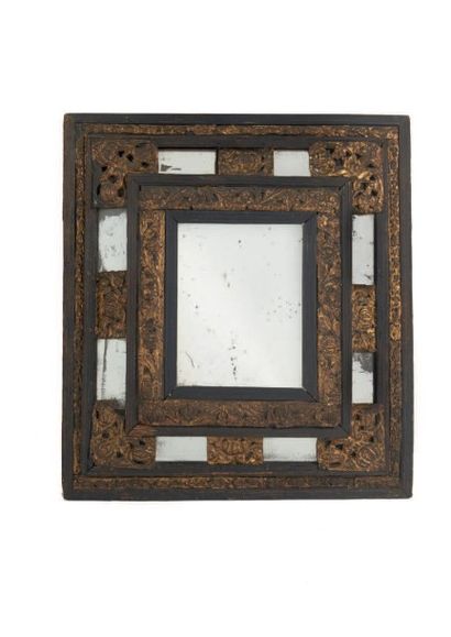 MIROIR à parclose en bois noirci et plaques...