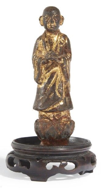 PETITE STATUETTE en bronze laqué or de moine...