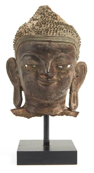 TÊTE DE BOUDDHA en laque sèche, les yeux...
