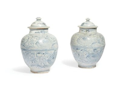 PAIRE DE POTS couverts en porcelaine bleu...
