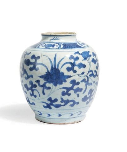 POT en porcelaine bleu blanc à décor de lotus...